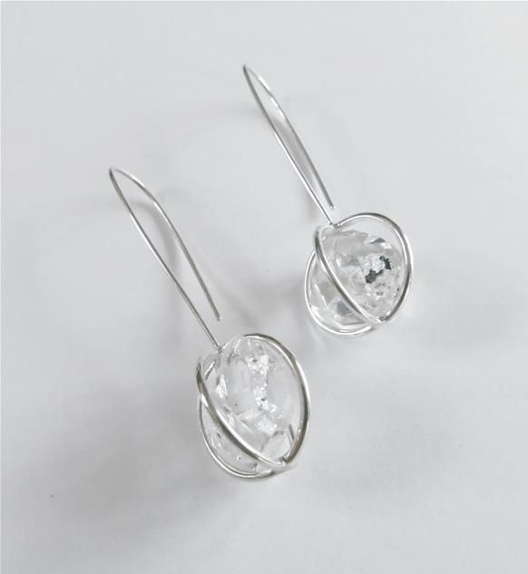 Geometric hollow earrings with quartz