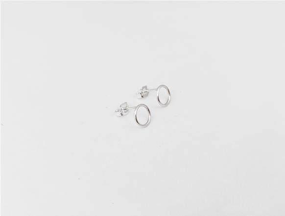 Minimalist circle earrings in sterling silver